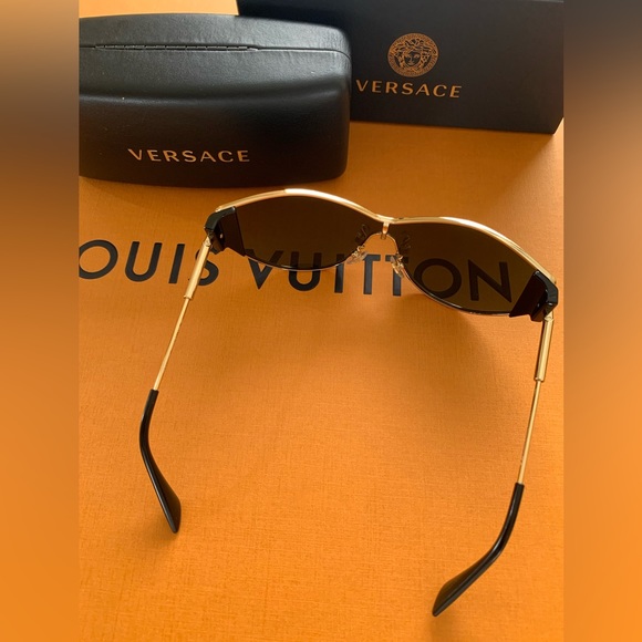 Gorgeous Versace Medusa Sunglasses - Picture 6 of 12